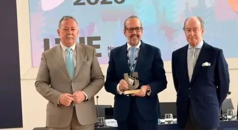 Javier Peris con el Premio 2026 Presidencia más destacada de CTN-UNE, en la entrega de los Premios UNE 2026